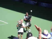 Agassi_shows_trophy 2001.JPG (26084 bytes)