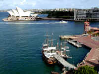 HMS Bounty & Opera House.JPG (110945 bytes)