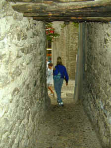 down_narrowest_street.jpg (150636 bytes)