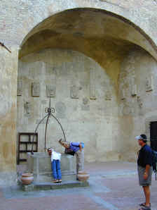 look_down_well_in_castle.jpg (114298 bytes)