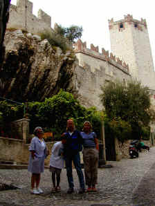 looking_at_castle_in_Malcesine.jpg (149503 bytes)