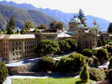 minature estate.JPG (161544 bytes)