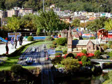 people look at tain station.JPG (200668 bytes)